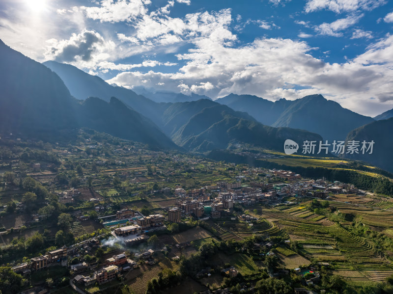 云南怒江傈僳族丙中洛人神共居秋色高空航拍