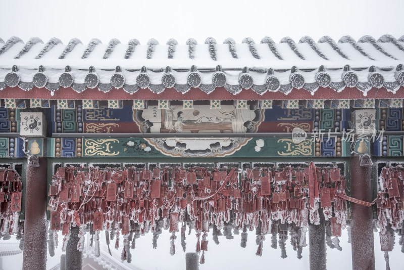 寒冷冬天冰雪霜冻的古建筑房檐走廊