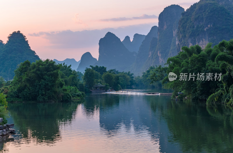 桂林阳朔十里画廊遇龙河夕阳落日山水风光