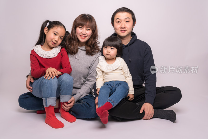 年轻的中国父母和两个女儿