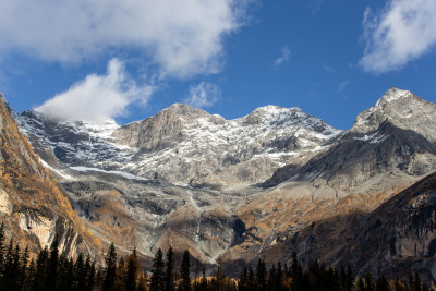 川西四姑娘山双桥沟景区雪山秋色