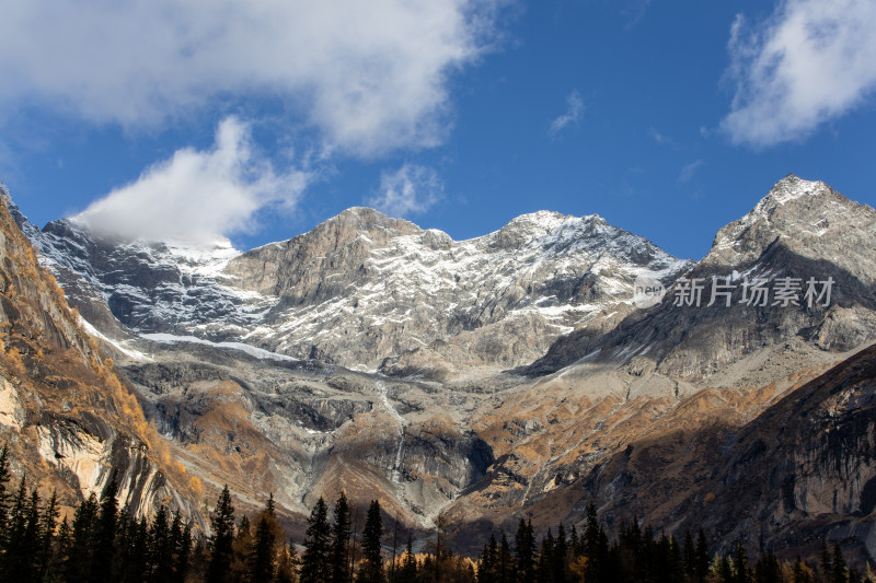 川西四姑娘山双桥沟景区雪山秋色