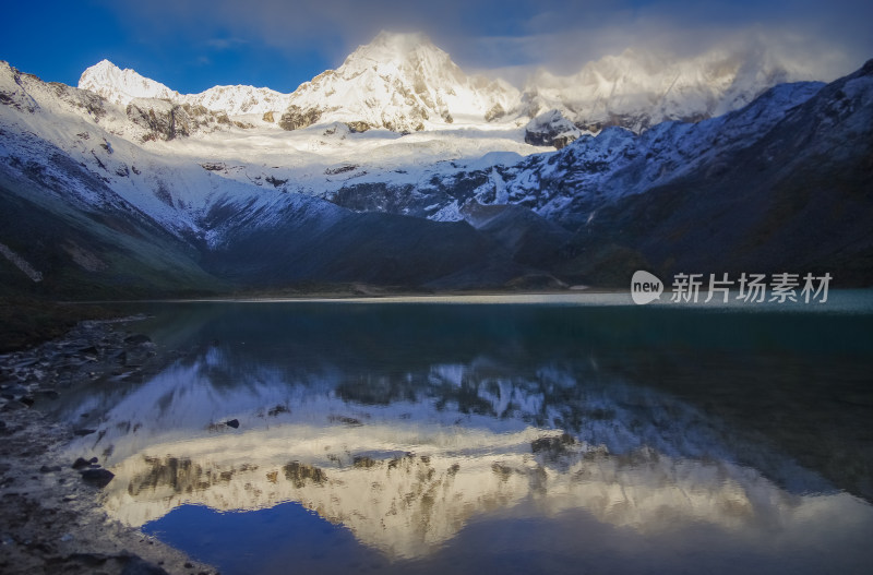 库拉岗日雪山山水日照金山