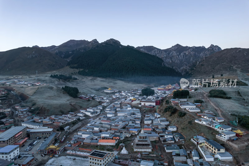 甘肃甘南郎木寺藏地山景全景清晨航拍