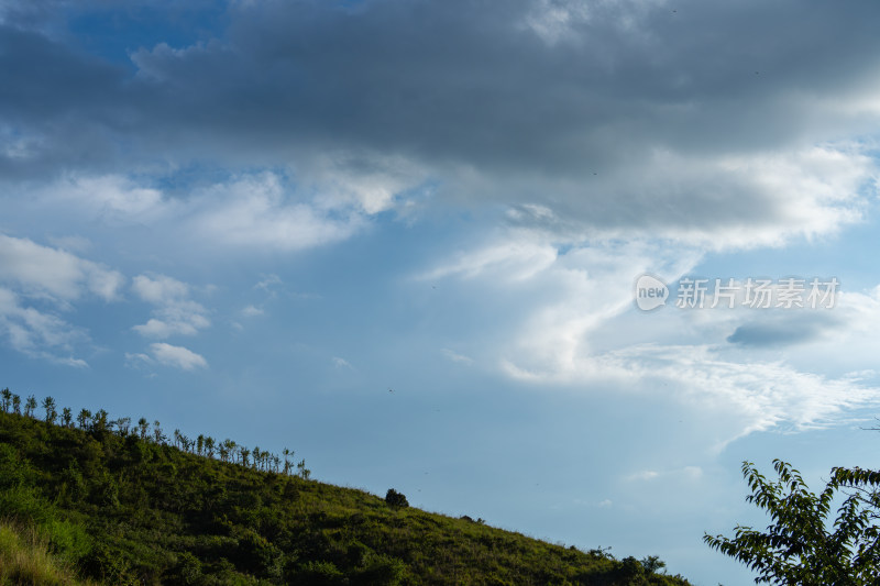 蓝天下的壮观白云与山峦景致