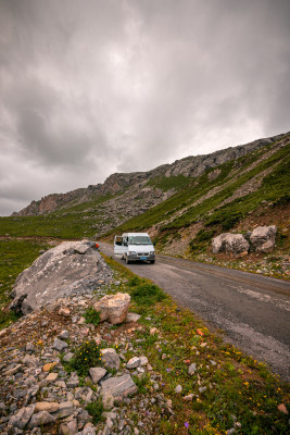 蓝天白云草原山峰公路