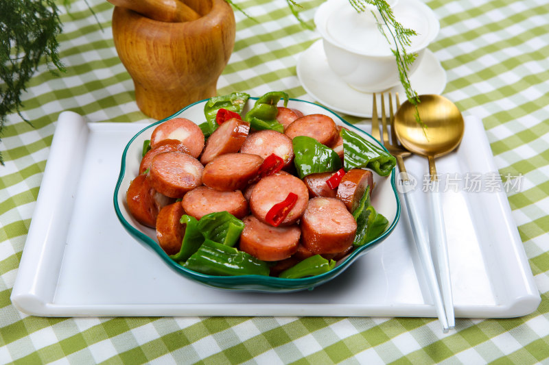 香辣美味的炒红肠