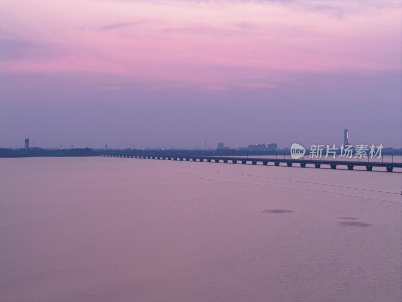 元荡郊野公园 高铁桥梁晚霞下的宁静湖面