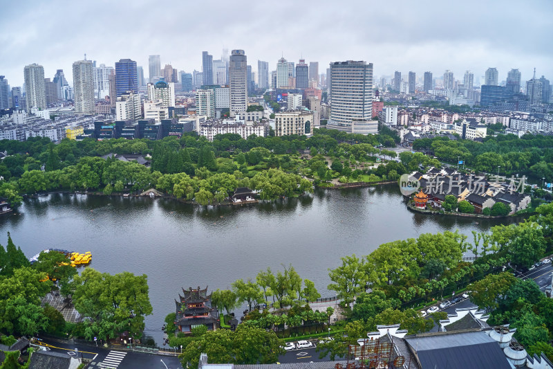 清晨时分的月湖公园