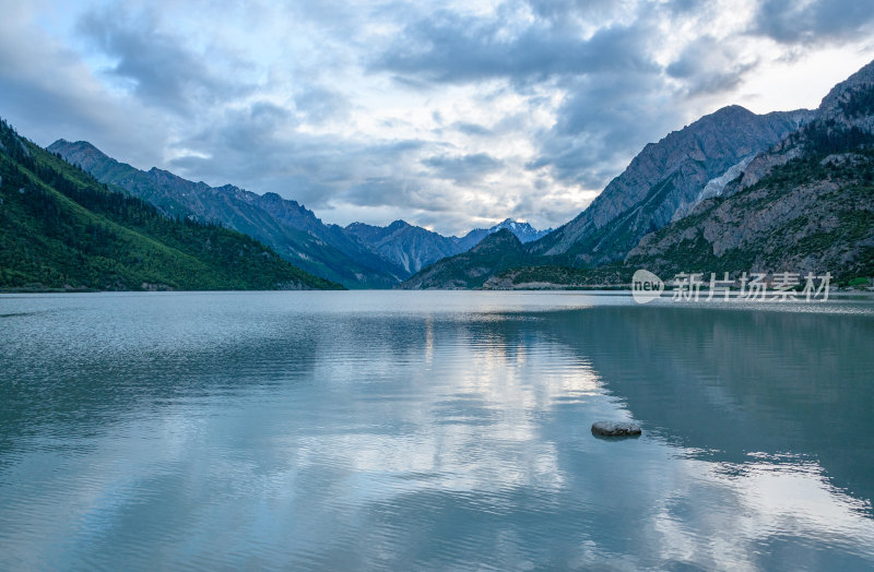 西藏昌都八宿县然乌湖自然山湖风光