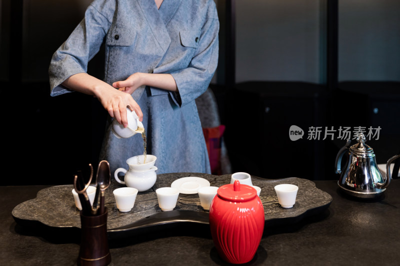 女茶艺师分茶