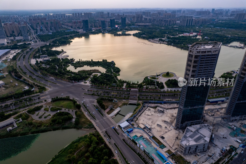 晚霞中的商丘城市风光航拍图