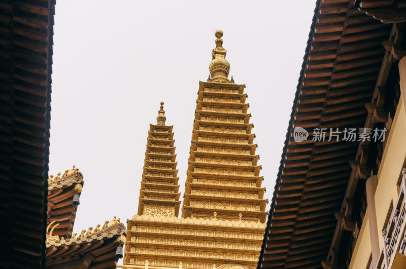 金色的佛教庙宇塔顶-上海静安寺