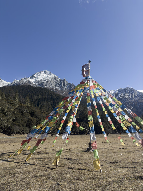 稻城亚丁雪山草甸经幡