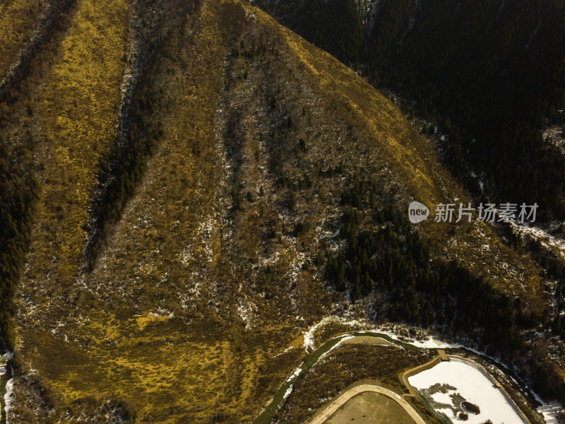 航拍冬季的森林滑雪场