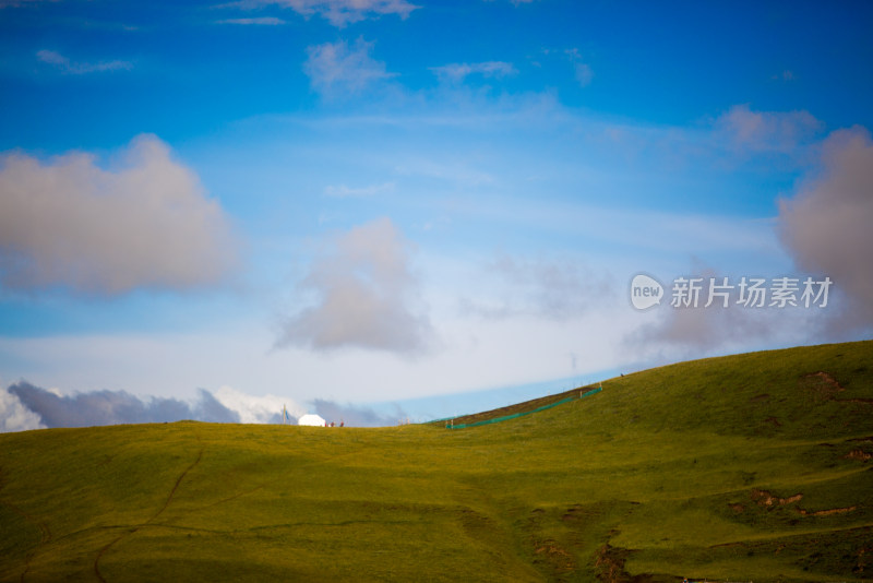 山顶蓝天白云帐篷羊群