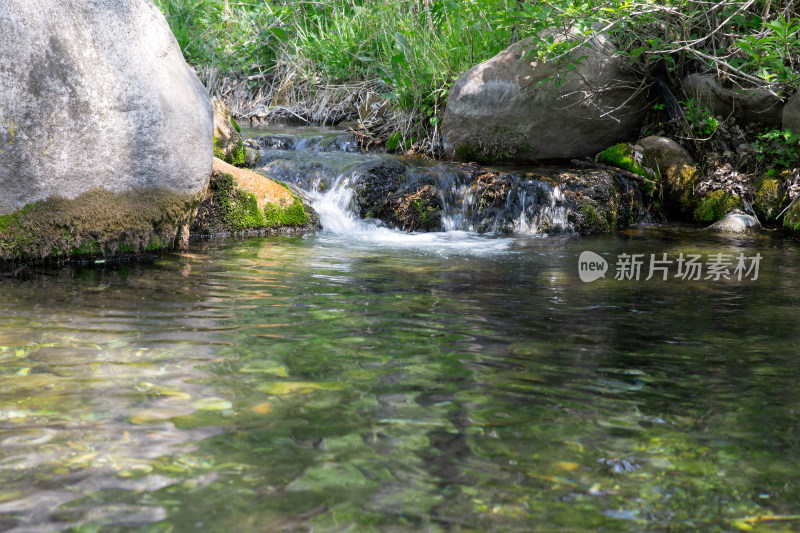 山区里流淌着的一汪小水潭