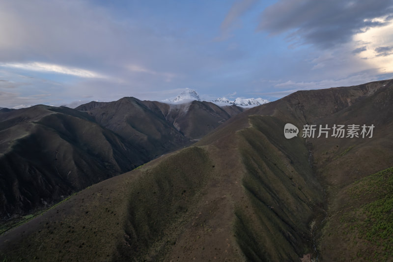 四川甘孜州高原上木居村庄山谷航拍