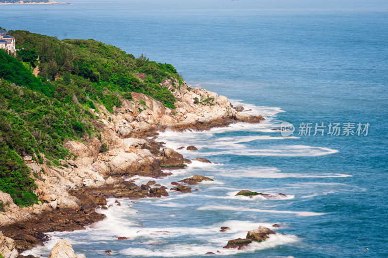 海岸边岩石与茂密植被景观