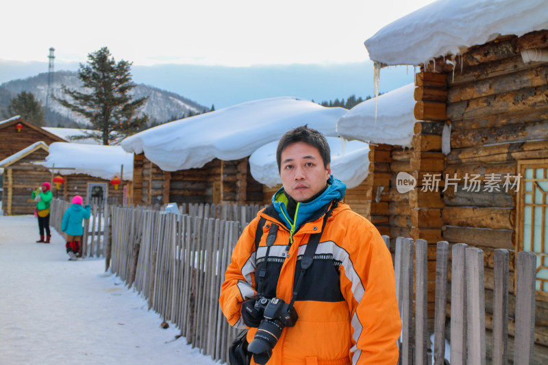 雪乡男子持相机留影