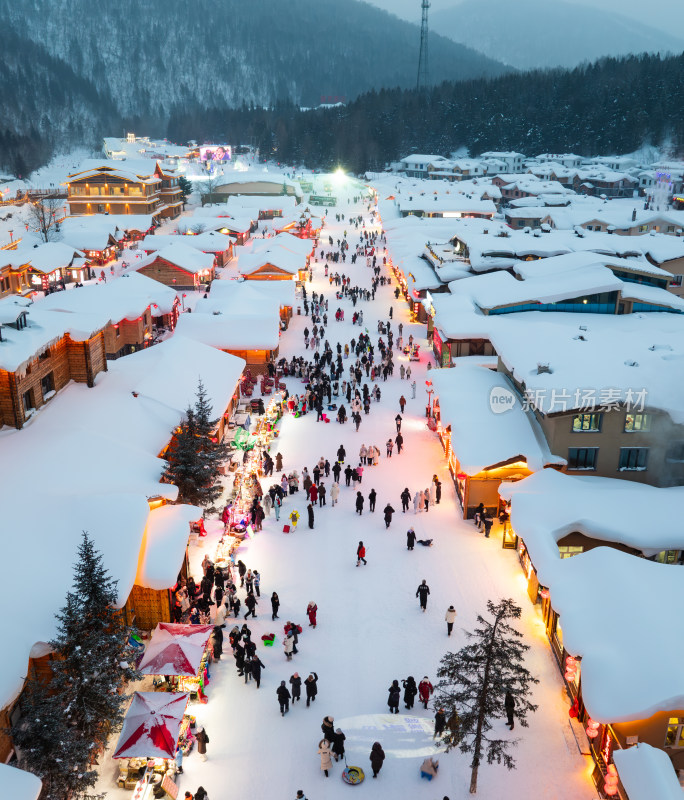 中国雪乡，雪夜里的童话小镇