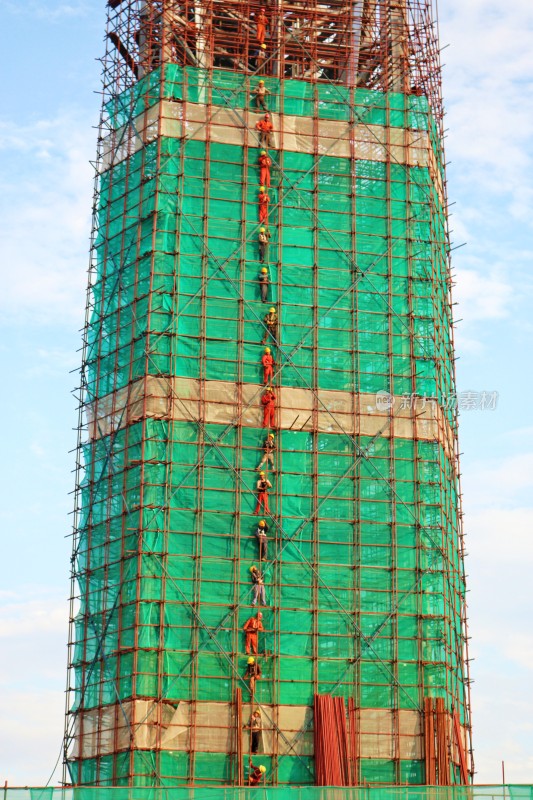 深圳大梅沙建设高塔的工人们