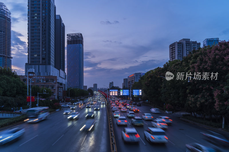 夜晚城市街道车水马龙的繁忙景象