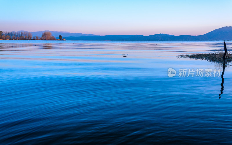 云南大理洱海湖泊清晨水面自然唯美风光