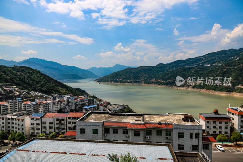 夏日晴空下的长江三峡，西陵峡口，秭归城镇