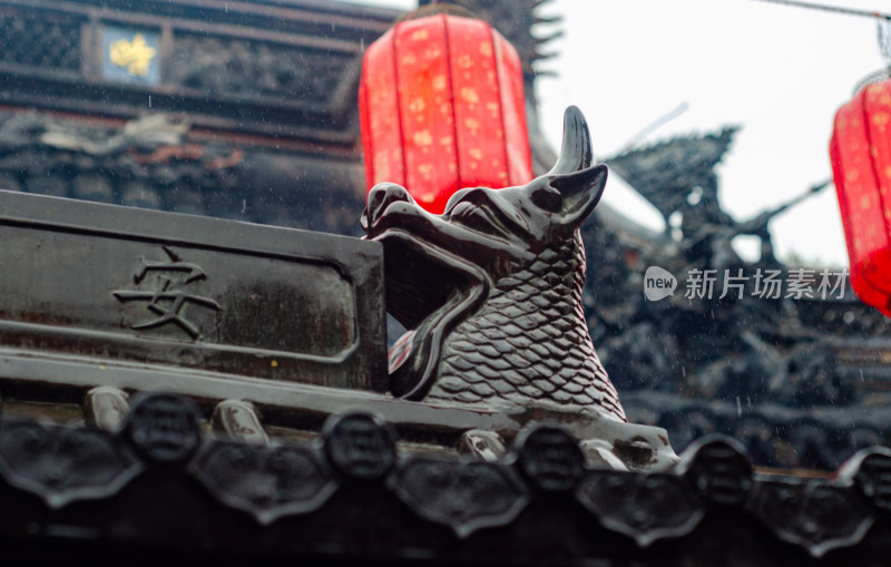 下雨天古建筑上的吻兽