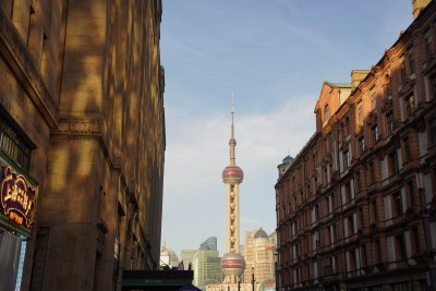 和平饭店门口的街景