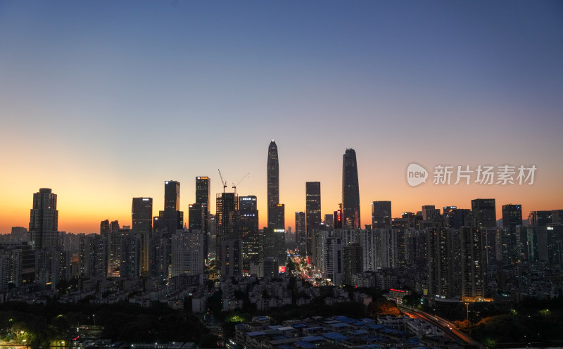 城市夜景鸟瞰，高楼林立灯火辉煌的景象