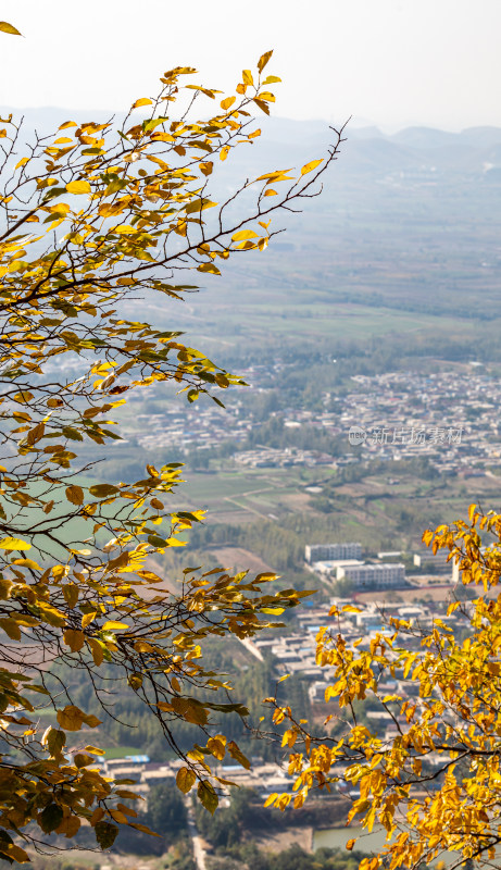 深秋中的山东济宁邹城峄山风景区自然景观