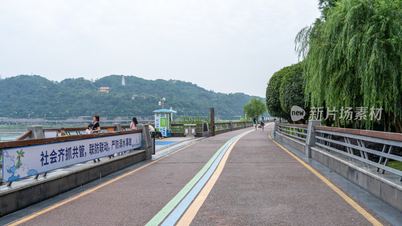 四川宜宾市三江路的江滩步道