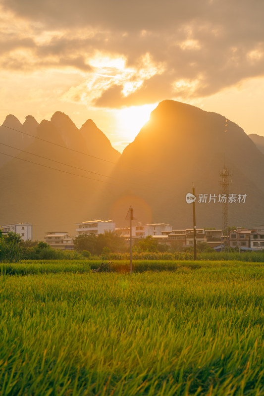 夕阳里的山峰与农田-广西柳州柳城古砦乡