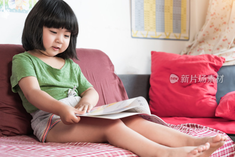 一个人读书的中国女童