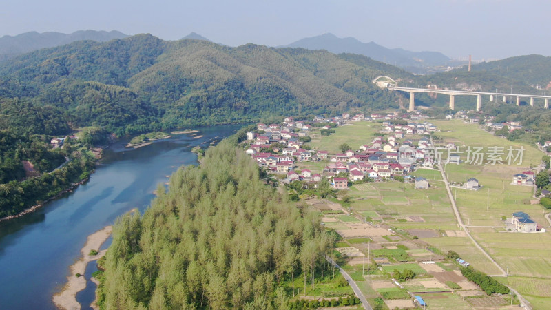 航拍依山傍水美丽乡村