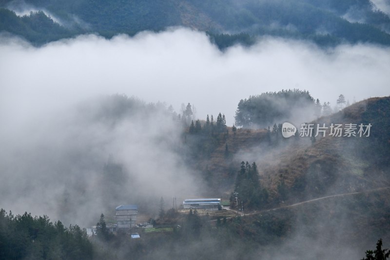 重庆酉阳：雾气中的山村田园