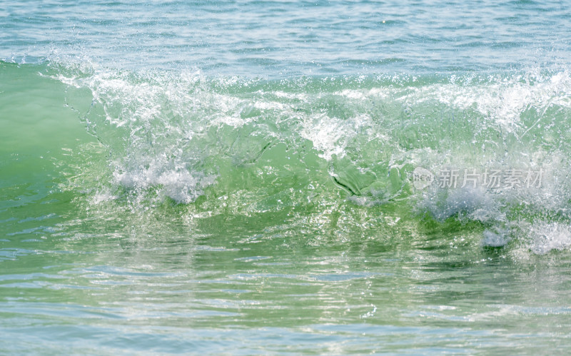 海南三亚阳光下绿松石海浪浪花冲浪