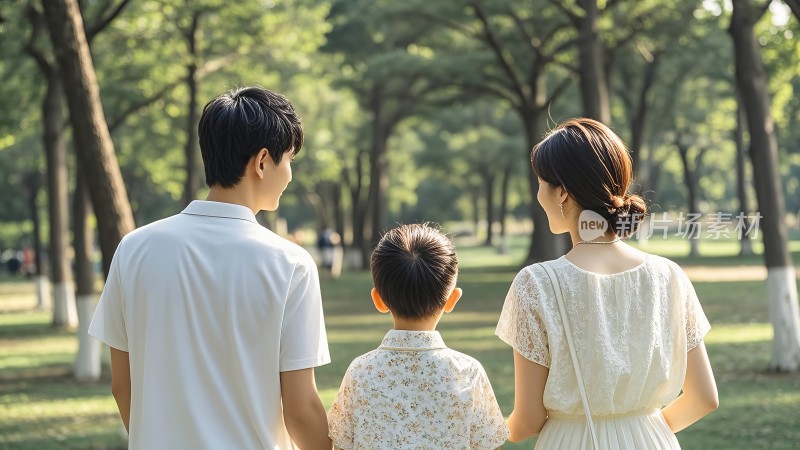 一家三口公园漫步背影
