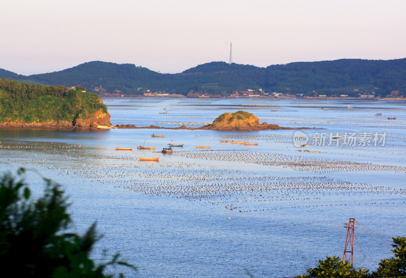 大连小长山岛海边渔场日落时风光