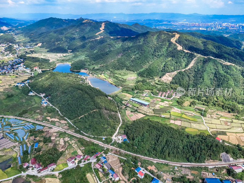 美丽乡村丘陵绿色植物航拍图