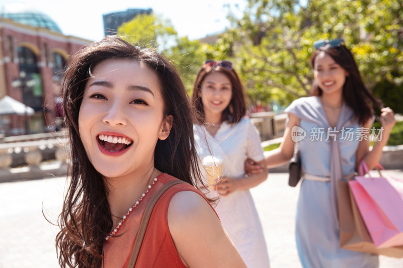 青年女人和闺蜜逛街购物