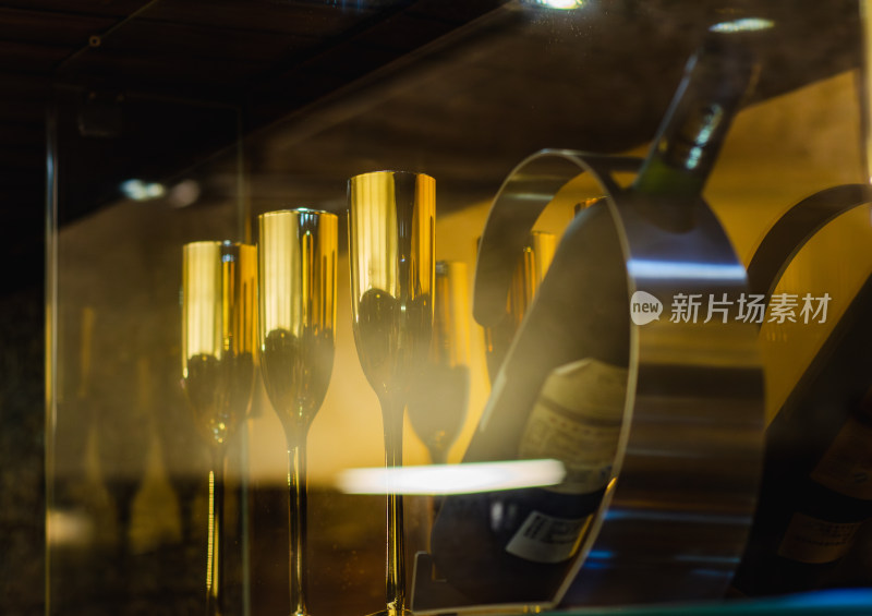 青岛葡萄酒博物馆，酒庄桌上金色高脚杯
