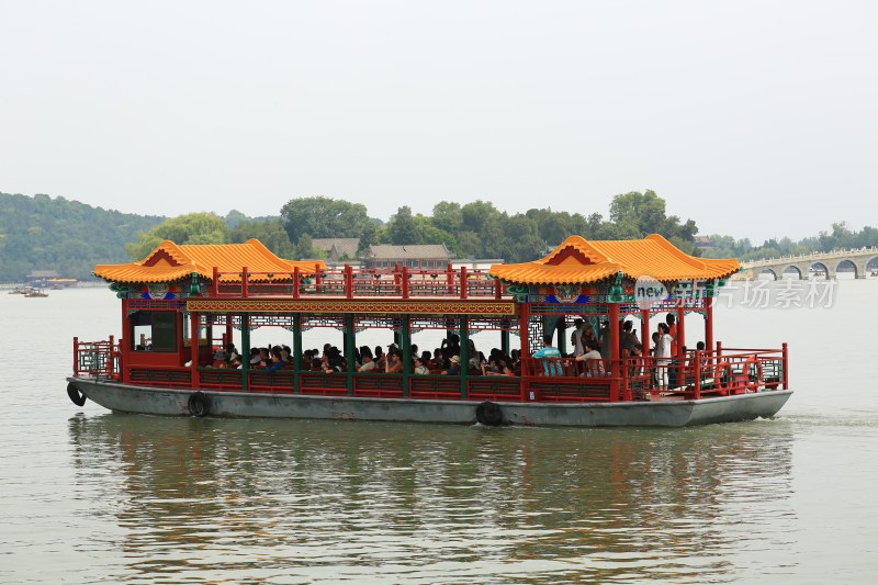 中式游船载游客湖面游览