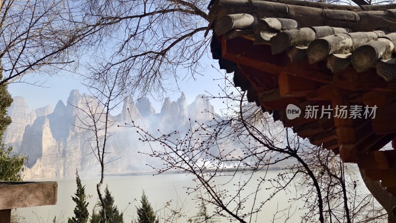 古建屋檐下的山水风景