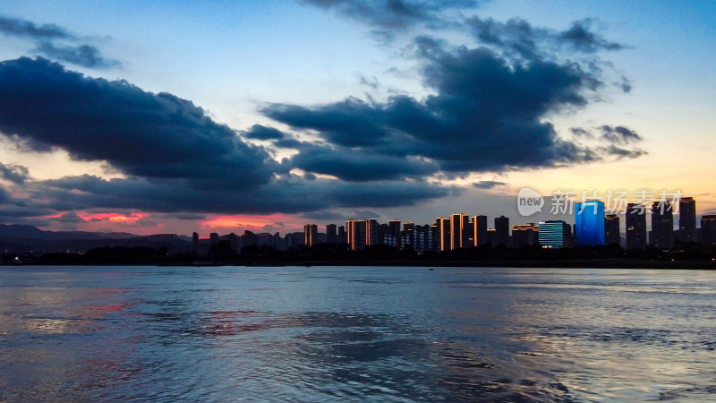 城市夕阳晚霞夜幕降临航拍