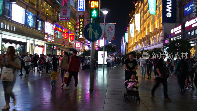 上海南京路步行街繁华夜晚