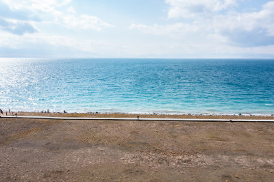 新疆名胜景区赛里木湖蓝色湖水