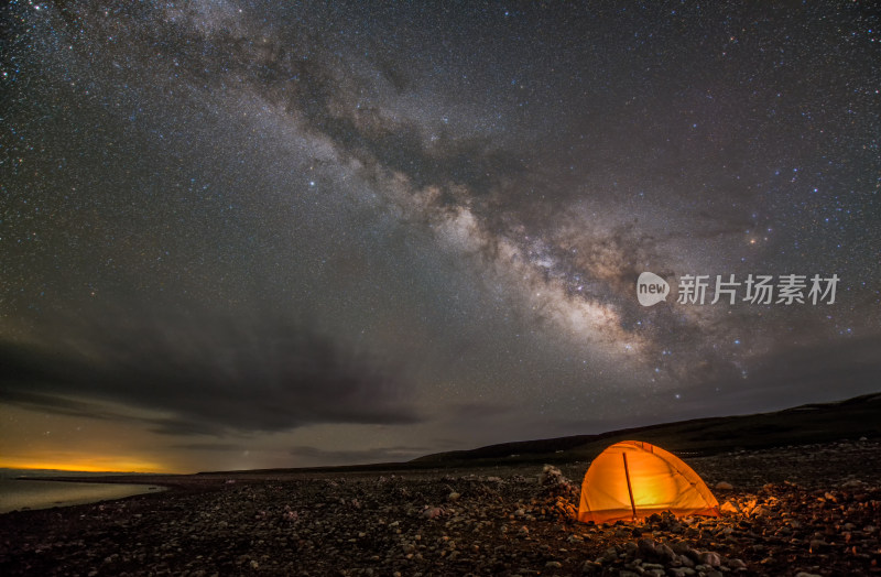 夜晚青海湖边露营星空